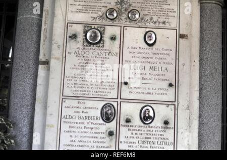 Milano (Italia), il Cimitero Monumentale (cimitero monumentale), lapidi in memoria dei soldati caduti durante la Prima Guerra Mondiale Foto Stock