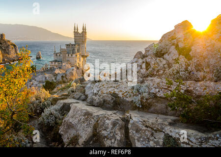 Il Swallow's Nest è un castello decorativo situato a Gaspra, una piccola cittadina termale tra Yalta e Alupka in Crimea. Foto Stock