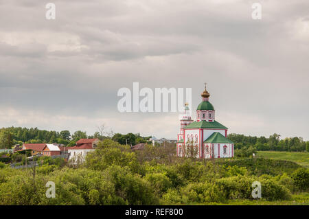 Veduta della chiesa di Elia Profeta su Ivanova mountain o Elias chiesa prima della tempesta di Suzdal, Russia. Anello d'oro della Russia. Foto Stock