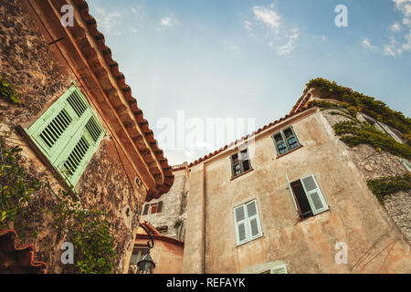 Vintage foto stilizzata di vecchie abitazioni a Eze village, Alpes-Maritimes, Francia Foto Stock