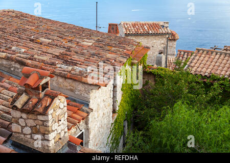 Eze village paesaggio con vecchi tetti in tegole rosse. Alpes-Maritimes, Francia Foto Stock