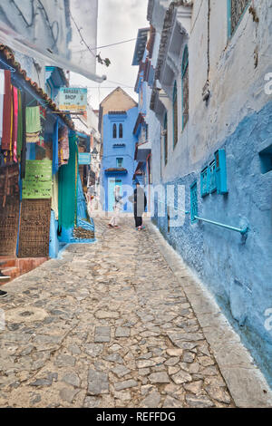 Chefchaouen, Marocco - 2 Novembre 2018: pittoresca strada della medina di Chefchaouen, noto come il villaggio di blu, una bellissima e villaggio turistico Foto Stock