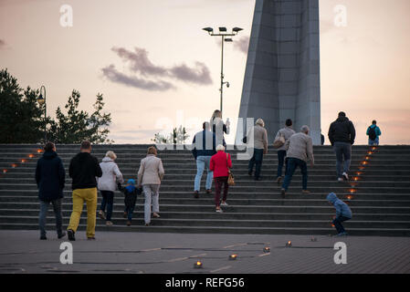 Le persone sono godendo bella serata nel parco, camminando sulle scale verso il tramonto. Percorso di candela sulla Terra. Cattura del momento. Foto Stock