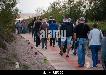 Le persone sono godendo bella serata nel parco, camminando sulle scale verso il tramonto. Percorso di candela sulla Terra. Cattura del momento. Foto Stock