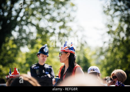 WINDSOR, BERKSHIRE, Regno Unito - 19 Maggio 2018: Donna con corona al royal wedding matrimonio celebrazione del principe Harry, duca di Sussex e la Duchessa di Sussex Meghan Markle Foto Stock