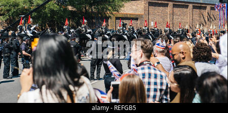 WINDSOR, Regno Unito - 19 Maggio 2018: sagome di guardia reale marzo in strada intorno al Castello di Windsor prima della processione celebrare nozze del principe Harry del Galles e Ms Meghan Markle Foto Stock