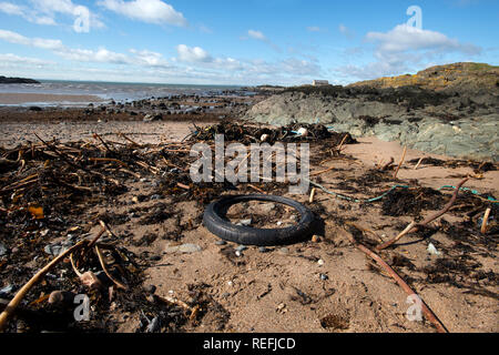 Beach detriti pneumatici e corde di gomma lavati su una spiaggia in Elie Fife Scozia Foto Stock