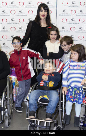 Irene Villa dà giocattoli per bambini disabili dalla Fondazione anche bambini e dalla Croce Rossa spagnola con: Irene Villa Dove: Madrid, Spagna Quando: 21 Dic 2018 Credit: Oscar Gonzalez/WENN.com Foto Stock