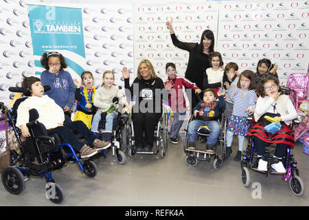 Irene Villa dà giocattoli per bambini disabili dalla Fondazione anche bambini e dalla Croce Rossa spagnola con: Irene Villa Dove: Madrid, Spagna Quando: 21 Dic 2018 Credit: Oscar Gonzalez/WENN.com Foto Stock