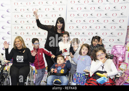 Irene Villa dà giocattoli per bambini disabili dalla Fondazione anche bambini e dalla Croce Rossa spagnola con: Irene Villa Dove: Madrid, Spagna Quando: 21 Dic 2018 Credit: Oscar Gonzalez/WENN.com Foto Stock