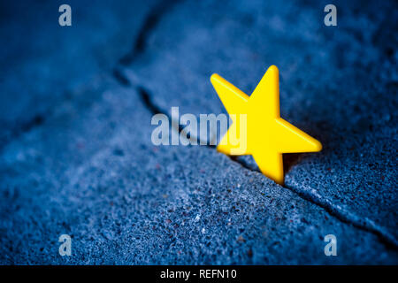 Bandiera UE star in un buco nel terreno, Brexit Foto Stock