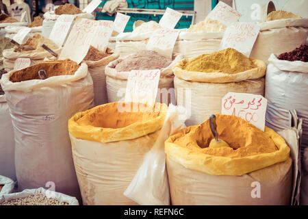 Spezie sulla tradizionale strada del mercato. Medina di Sousse. Città medievale. La Tunisia Foto Stock