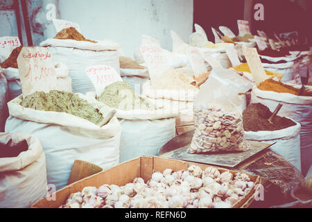 Spezie sulla tradizionale strada del mercato. Medina di Sousse. Città medievale. La Tunisia Foto Stock