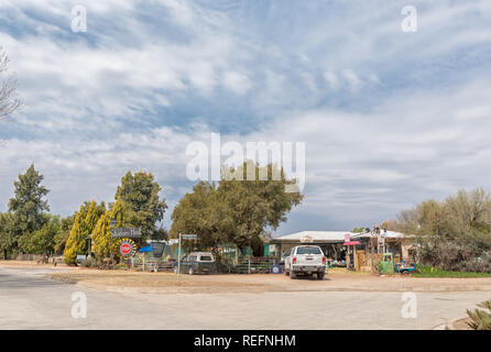 ORANIA, SUD AFRICA, 1 settembre 2018: una strada in stallo Orania nel nord della provincia del Capo. Un veicolo è visibile Foto Stock