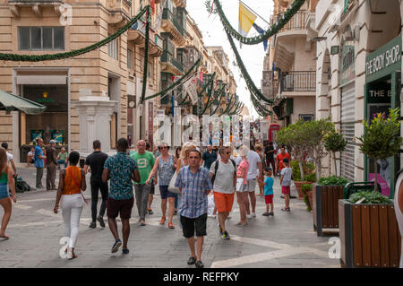 Repubblica occupato Street a La Valletta, Malta, pieno di gente e tenetevi pronti per il loro giorno di indipendenza il 21 settembre. Foto Stock