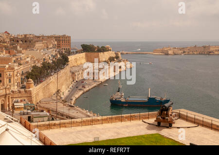 Vista delle mura di cinta della città di La Valletta, il Grand Harbour e la batteria a salve da Upper Barrakka Gardens in Malta. Foto Stock
