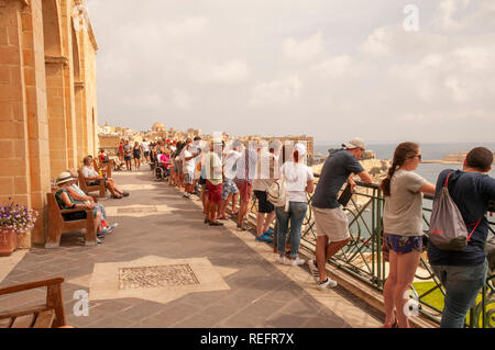 Ai visitatori di ammirare il panorama sul Porto Grande e le città vicine da Upper Barrakka Gardens a La Valletta, Malta. Foto Stock