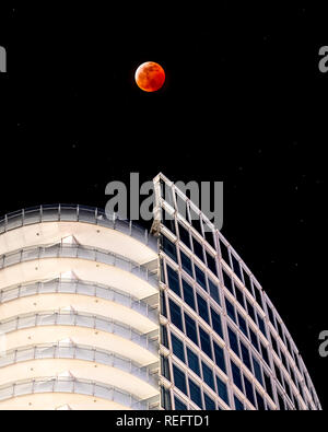 Super sangue Wolf Moon Eclipse su Museum Tower nel centro di Dallas, Texas Foto Stock