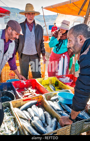 Oued Laou, Chefchaouen, Marocco - 3 Novembre 2018: venditori di pesce per il mercato che è impostato su Sabato nel souk di Oued Laou Foto Stock