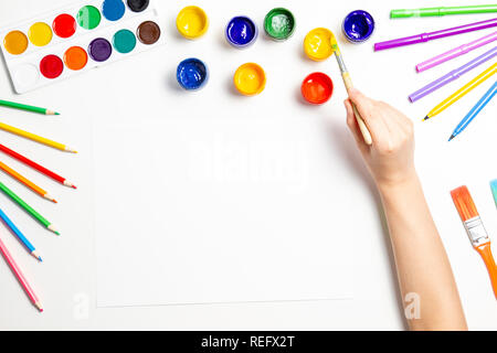 Kid mani pittura a tavola con arte forniture, vista dall'alto Foto Stock
