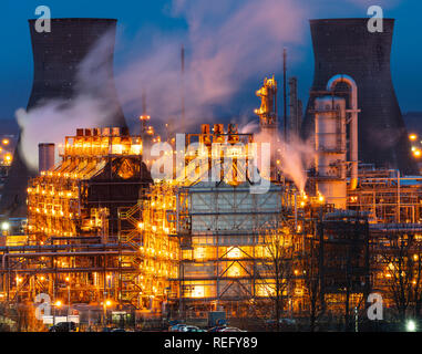 Vista notturna dell'impianto petrolchimico Petroineos Grangemouth e della raffineria in Scozia, Regno Unito Foto Stock