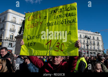 Madrid, Spagna. Il 21 gennaio, 2019. I tassisti che protestavano contro i servizi di trasporto come Uber Cabify e chiede un regolamento nel corso di una giornata di sciopero. Credito: Marcos del Mazo/Alamy Live News Foto Stock