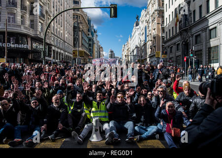 Madrid, Spagna. Il 21 gennaio, 2019. I tassisti che protestavano contro i servizi di trasporto come Uber Cabify e chiede un regolamento nel corso di una giornata di sciopero. Credito: Marcos del Mazo/Alamy Live News Foto Stock