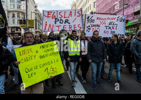 Madrid, Spagna. Il 21 gennaio, 2019. I tassisti che protestavano contro i servizi di trasporto come Uber Cabify e chiede un regolamento nel corso di una giornata di sciopero. Credito: Marcos del Mazo/Alamy Live News Foto Stock