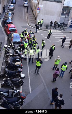 Concorso di gillets giallo. Un accusa di Goldman Sachs e la speculazione finanziaria (SEBASTIANO TERRENI, Milano - 2019-01-21) p.s. la foto e' utilizzabile nel rispetto del contesto in cui e' stata scattata, e senza intento diffamatorio del decoro delle persone rappresentate Foto Stock