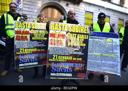 Concorso di gillets giallo. Un accusa di Goldman Sachs e la speculazione finanziaria (SEBASTIANO TERRENI, Milano - 2019-01-21) p.s. la foto e' utilizzabile nel rispetto del contesto in cui e' stata scattata, e senza intento diffamatorio del decoro delle persone rappresentate Foto Stock