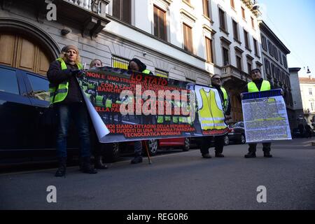 Concorso di gillets giallo. Un accusa di Goldman Sachs e la speculazione finanziaria (SEBASTIANO TERRENI, Milano - 2019-01-21) p.s. la foto e' utilizzabile nel rispetto del contesto in cui e' stata scattata, e senza intento diffamatorio del decoro delle persone rappresentate Foto Stock