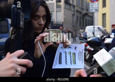 Concorso di gillets giallo. Un accusa di Goldman Sachs e la speculazione finanziaria (SEBASTIANO TERRENI, Milano - 2019-01-21) p.s. la foto e' utilizzabile nel rispetto del contesto in cui e' stata scattata, e senza intento diffamatorio del decoro delle persone rappresentate Foto Stock