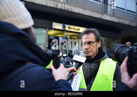 Concorso di gillets giallo. Un accusa di Goldman Sachs e la speculazione finanziaria (SEBASTIANO TERRENI, Milano - 2019-01-21) p.s. la foto e' utilizzabile nel rispetto del contesto in cui e' stata scattata, e senza intento diffamatorio del decoro delle persone rappresentate Foto Stock