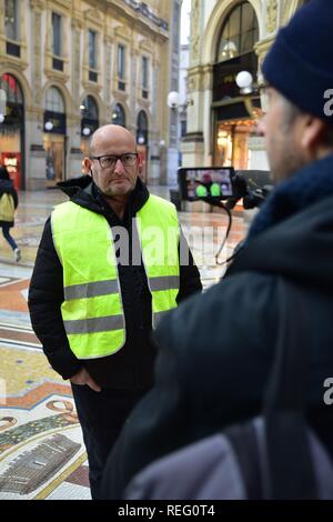 Concorso di gillets giallo. Un accusa di Goldman Sachs e la speculazione finanziaria (SEBASTIANO TERRENI, Milano - 2019-01-21) p.s. la foto e' utilizzabile nel rispetto del contesto in cui e' stata scattata, e senza intento diffamatorio del decoro delle persone rappresentate Foto Stock