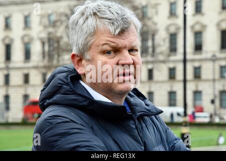 Londra, Regno Unito. Il 21 gennaio 2019. Adrian Chiles intervistato Brexiteers in piazza del Parlamento,Case del Parlamento,Westminster,London.UK Credit: Michael melia/Alamy Live News Foto Stock