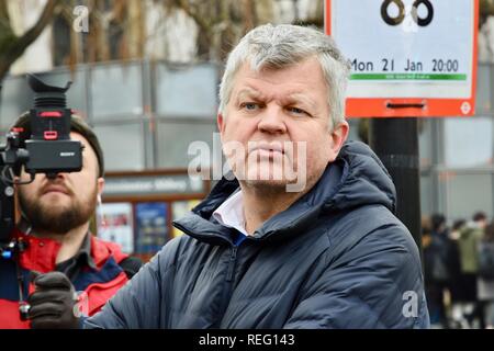 Londra, Regno Unito. Il 21 gennaio 2019. Adrian Chiles intervistato Brexiteers in piazza del Parlamento,Case del Parlamento,Westminster,London.UK Credit: Michael melia/Alamy Live News Foto Stock