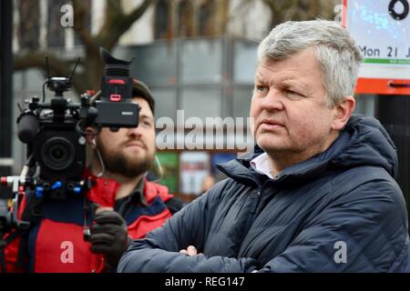 Londra, Regno Unito. Il 21 gennaio 2019. Adrian Chiles intervistato Brexiteers in piazza del Parlamento,Case del Parlamento,Westminster,London.UK Credit: Michael melia/Alamy Live News Foto Stock