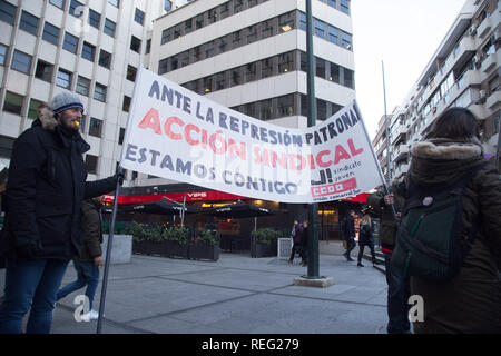 Madrid, Spagna. Xxi gen, 2019. Sindacalisti visto tenendo un banner unione contro la repressione e il diritto di sciopero durante la dimostrazione.CCOO unionisti protestare contro retribuzione degradato per fomentare la protesta con in CEAR, una Commissione spagnola per i rifugiati, questo arriva dopo la decisione di CEAR per sopprimere i progetti nei quartieri di Margaritas e il AlhÃ³ndiga in Getafe. Credito: Lito Lizana/SOPA Immagini/ZUMA filo/Alamy Live News Foto Stock