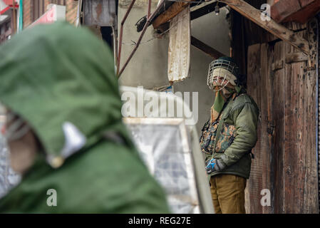 Gennaio 21, 2019 - Srinagar, Jammu e Kashmir India - Army Men visto in piedi alert durante le restrizioni in Srinagar..Kashmiris mark xxix anniversario della Gaw Kadal massacro. Più di 50 del Kashmir civili sono stati uccisi e più di 250 popoli sono stati feriti quando l'esercito indiano aperto elenchi puntati sui manifestanti del Kashmir a Gaw Kadal bridge a Srinagar il 21 gennaio 1990. Le autorità impongono delle restrizioni nel Gaw Kadal area di Srinagar per impedire Anti Indian proteste contro le uccisioni. (Credito Immagine: © Idrees Abbas/SOPA immagini via ZUMA filo) Foto Stock