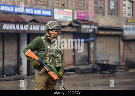 Gennaio 21, 2019 - Srinagar, Jammu e Kashmir India - Army Men visto in piedi alert durante le restrizioni in Srinagar..Kashmiris mark xxix anniversario della Gaw Kadal massacro. Più di 50 del Kashmir civili sono stati uccisi e più di 250 popoli sono stati feriti quando l'esercito indiano aperto elenchi puntati sui manifestanti del Kashmir a Gaw Kadal bridge a Srinagar il 21 gennaio 1990. Le autorità impongono delle restrizioni nel Gaw Kadal area di Srinagar per impedire Anti Indian proteste contro le uccisioni. (Credito Immagine: © Idrees Abbas/SOPA immagini via ZUMA filo) Foto Stock