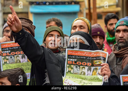 Gennaio 21, 2019 - Srinagar, Jammu e Kashmir India - Una donna del Kashmir Protestor è visto poster di contenimento mentre urlando Anti slogan indiano durante una manifestazione di protesta per la marcatura Gaw Kadal massacro a Srinagar..Kashmiris mark xxix anniversario della Gaw Kadal massacro. Più di 50 del Kashmir civili sono stati uccisi e più di 250 popoli sono stati feriti quando l'esercito indiano aperto elenchi puntati sui manifestanti del Kashmir a Gaw Kadal bridge a Srinagar il 21 gennaio 1990. Le autorità impongono delle restrizioni nel Gaw Kadal area di Srinagar per impedire Anti Indian proteste contro le uccisioni. (Credito Immagine: © Idrees Abbas/SOPA Foto Stock