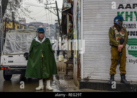 Gennaio 21, 2019 - Srinagar, Jammu e Kashmir India - Army Men visto in piedi alert durante le restrizioni in Srinagar..Kashmiris mark xxix anniversario della Gaw Kadal massacro. Più di 50 del Kashmir civili sono stati uccisi e più di 250 popoli sono stati feriti quando l'esercito indiano aperto elenchi puntati sui manifestanti del Kashmir a Gaw Kadal bridge a Srinagar il 21 gennaio 1990. Le autorità impongono delle restrizioni nel Gaw Kadal area di Srinagar per impedire Anti Indian proteste contro le uccisioni. (Credito Immagine: © Idrees Abbas/SOPA immagini via ZUMA filo) Foto Stock