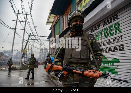 Gennaio 21, 2019 - Srinagar, Jammu e Kashmir India - Army Men visto in piedi alert durante le restrizioni in Srinagar..Kashmiris mark xxix anniversario della Gaw Kadal massacro. Più di 50 del Kashmir civili sono stati uccisi e più di 250 popoli sono stati feriti quando l'esercito indiano aperto elenchi puntati sui manifestanti del Kashmir a Gaw Kadal bridge a Srinagar il 21 gennaio 1990. Le autorità impongono delle restrizioni nel Gaw Kadal area di Srinagar per impedire Anti Indian proteste contro le uccisioni. (Credito Immagine: © Idrees Abbas/SOPA immagini via ZUMA filo) Foto Stock