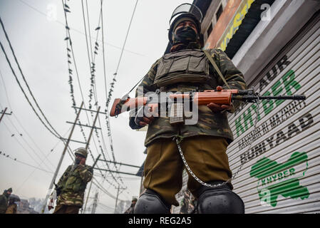 Gennaio 21, 2019 - Srinagar, Jammu e Kashmir India - Army Men visto in piedi alert durante le restrizioni in Srinagar..Kashmiris mark xxix anniversario della Gaw Kadal massacro. Più di 50 del Kashmir civili sono stati uccisi e più di 250 popoli sono stati feriti quando l'esercito indiano aperto elenchi puntati sui manifestanti del Kashmir a Gaw Kadal bridge a Srinagar il 21 gennaio 1990. Le autorità impongono delle restrizioni nel Gaw Kadal area di Srinagar per impedire Anti Indian proteste contro le uccisioni. (Credito Immagine: © Idrees Abbas/SOPA immagini via ZUMA filo) Foto Stock