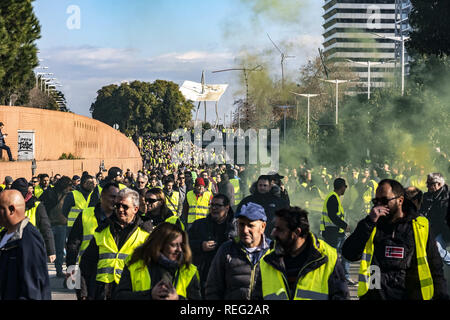 Barcellona, in Catalogna, Spagna. Xxi gen, 2019. Una folla di conducenti di taxi con giubbotti di colore giallo sono visti incontro presso la Ronda del Litoral durante lo sciopero.Quarto giorno sciopero, dopo non essere ricevuto in Parlamento della Catalogna, i tassisti in dimostrazione hanno tagliato il traffico proveniente da Ronda del Litoral percorso, la pre-prenotazione tempo del VTC servizi (Uber e Cabify), che il governo vuole fissare in quindici minuti e i sindacati in 12 ore, è il punto forte del disaccordo. Credito: Paco Freire SOPA/images/ZUMA filo/Alamy Live News Foto Stock