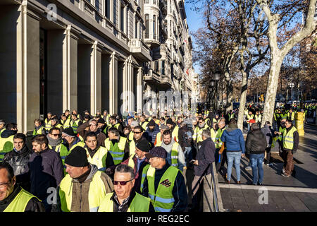 Barcellona, in Catalogna, Spagna. Xxi gen, 2019. Una folla di conducenti di taxi con giubbotti di colore giallo sono visti la raccolta per il montaggio durante lo sciopero.Quarto giorno sciopero, dopo non essere ricevuto in Parlamento della Catalogna, i tassisti in dimostrazione hanno tagliato il traffico proveniente da Ronda del Litoral percorso, la pre-prenotazione tempo del VTC servizi (Uber e Cabify), che il governo vuole fissare in quindici minuti e i sindacati in 12 ore, è il punto forte del disaccordo. Credito: Paco Freire SOPA/images/ZUMA filo/Alamy Live News Foto Stock