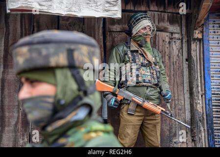 Gennaio 21, 2019 - Srinagar, Jammu e Kashmir India - Army Men visto in piedi alert durante le restrizioni in Srinagar..Kashmiris mark xxix anniversario della Gaw Kadal massacro. Più di 50 del Kashmir civili sono stati uccisi e più di 250 popoli sono stati feriti quando l'esercito indiano aperto elenchi puntati sui manifestanti del Kashmir a Gaw Kadal bridge a Srinagar il 21 gennaio 1990. Le autorità impongono delle restrizioni nel Gaw Kadal area di Srinagar per impedire Anti Indian proteste contro le uccisioni. (Credito Immagine: © Idrees Abbas/SOPA immagini via ZUMA filo) Foto Stock