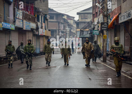 Gennaio 21, 2019 - Srinagar, Jammu e Kashmir India - Army Men visto pattugliano le strade di Srinagar durante restrizioni..Kashmiris mark xxix anniversario della Gaw Kadal massacro. Più di 50 del Kashmir civili sono stati uccisi e più di 250 popoli sono stati feriti quando l'esercito indiano aperto elenchi puntati sui manifestanti del Kashmir a Gaw Kadal bridge a Srinagar il 21 gennaio 1990. Le autorità impongono delle restrizioni nel Gaw Kadal area di Srinagar per impedire Anti Indian proteste contro le uccisioni. (Credito Immagine: © Idrees Abbas/SOPA immagini via ZUMA filo) Foto Stock