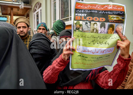 Gennaio 21, 2019 - Srinagar, Jammu e Kashmir India - Una donna del Kashmir Protestor visto tenendo un poster durante una manifestazione di protesta a Srinagar..Kashmiris mark xxix anniversario della Gaw Kadal massacro. Più di 50 del Kashmir civili sono stati uccisi e più di 250 popoli sono stati feriti quando l'esercito indiano aperto elenchi puntati sui manifestanti del Kashmir a Gaw Kadal bridge a Srinagar il 21 gennaio 1990. Le autorità impongono delle restrizioni nel Gaw Kadal area di Srinagar per impedire Anti Indian proteste contro le uccisioni. (Credito Immagine: © Idrees Abbas/SOPA immagini via ZUMA filo) Foto Stock