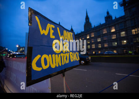 Londra, Regno Unito. Il 21 gennaio 2019. Cartelloni brexit opposte al di fuori del Parlamento Credito: George Wright Cracknell/Alamy Live News Foto Stock